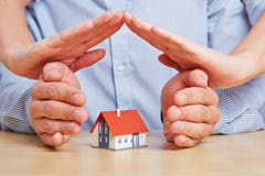 Mani come tetto sopra una casa immagine stock libera da diritti Mani come tetto sopra una casa immagine stock libera da diritti