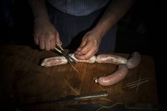 Mani dell'uomo che fanno salame fotografie stock Mani dell'uomo che fanno salame fotografie stock