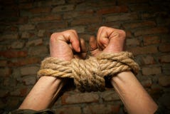 Mani dell'uomo legate in su con la corda immagini stock libere da diritti Mani dell'uomo legate in su con la corda immagini stock libere da diritti