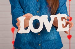 Mani di una ragazza con amore di parola Fotografia Stock Libera da Diritti Mani di una ragazza con amore di parola Fotografia Stock Libera da Diritti