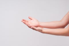 Mani femminili Primo piano delle palme del ` una s della donna su fondo bianco immagine stock Mani femminili Primo piano delle palme del ` una s della donna su fondo bianco immagine stock