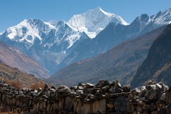Mani Wall i den Langtang dalen, Langtang nationalpark, Rasuwa Dsitrict, Nepal arkivbilder Mani Wall i den Langtang dalen, Langtang nationalpark, Rasuwa Dsitrict, Nepal arkivbilder