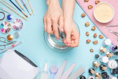 Manicura - herramientas para crear, los pulimentos del gel, el cuidado y la higiene para los clavos Salón de belleza, salón del c foto de archivo Manicura - herramientas para crear, los pulimentos del gel, el cuidado y la higiene para los clavos Salón de belleza, salón del c foto de archivo