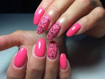 manicura rosada brillante y mate de moda imagenes de archivo manicura rosada brillante y mate de moda imagenes de archivo