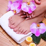 Manicure francese sui bei piedi e mani femminili fotografia stock libera da diritti Manicure francese sui bei piedi e mani femminili fotografia stock libera da diritti