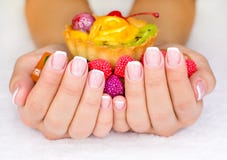 Manicure francês em pregos da mulher imagens de stock royalty free Manicure francês em pregos da mulher imagens de stock royalty free