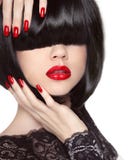 Manicured Nägel Rote Lippen Schwarze Pendelfrisur Brunettemädchen in der Lederjacke stockbilder Manicured Nägel Rote Lippen Schwarze Pendelfrisur Brunettemädchen in der Lederjacke stockbilder
