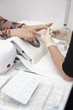 Manicuren som är processaa på kvinnligt, räcker den franska manicuren, danande spikar f8orlängning Arkivfoton Manicuren som är processaa på kvinnligt, räcker den franska manicuren, danande spikar f8orlängning Arkivfoton