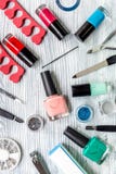 Manicurevoorbereiding met nagellakflessen wordt geplaatst op grijze hoogste mening die als achtergrond stock foto Manicurevoorbereiding met nagellakflessen wordt geplaatst op grijze hoogste mening die als achtergrond stock foto