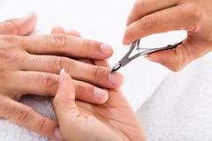 Manicurist режа надкожицу от пальцев ` s персоны стоковые фотографии rf Manicurist режа надкожицу от пальцев ` s персоны стоковые фотографии rf