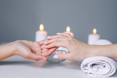Manicurzysta wr?cza robi? masa?owi ?e?skie klient r?ki Kobiety r?ki dostawania manicure'u procedura Zdroju salon pi?kne obraz stock Manicurzysta wr?cza robi? masa?owi ?e?skie klient r?ki Kobiety r?ki dostawania manicure'u procedura Zdroju salon pi?kne obraz stock