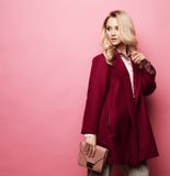 Manier, mensen en levensstijlconcept: De mooie laag van het de slijtagekasjmier van het vrouwen lange blonde krullende haar en ho royalty-vrije stock afbeeldingen Manier, mensen en levensstijlconcept: De mooie laag van het de slijtagekasjmier van het vrouwen lange blonde krullende haar en ho royalty-vrije stock afbeeldingen