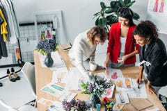 Manierontwerpers die met schetsen werken royalty-vrije stock afbeelding Manierontwerpers die met schetsen werken royalty-vrije stock afbeelding