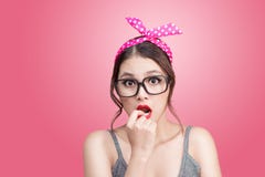 Manierportret van Aziatisch meisje met zonnebril die zich op roze bevinden stock foto's Manierportret van Aziatisch meisje met zonnebril die zich op roze bevinden stock foto's
