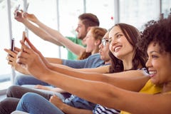 Manierstudenten die een selfie nemen stock fotografie Manierstudenten die een selfie nemen stock fotografie