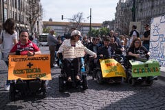 Manifest f?r unabh?ngiges Leben der Marsch von den Behindertern, die Befolgung der Rechte im Hinblick auf pers?nliche Unterst?tzu stockfotografie Manifest f?r unabh?ngiges Leben der Marsch von den Behindertern, die Befolgung der Rechte im Hinblick auf pers?nliche Unterst?tzu stockfotografie