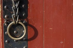 Maniglia del ferro con l'anello su un primo piano antico della porta fotografia stock libera da diritti Maniglia del ferro con l'anello su un primo piano antico della porta fotografia stock libera da diritti