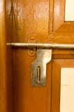 Maniglia di porta di legno marrone ruvida arrugginita esteriore di vista frontale del primo piano vecchia del telaio del metallo immagini stock Maniglia di porta di legno marrone ruvida arrugginita esteriore di vista frontale del primo piano vecchia del telaio del metallo immagini stock