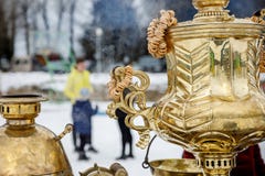 Manija del primer Samovar ruso tradicional viejo del oro grande del metal para la consumición del té imágenes de archivo libres de regalías Manija del primer Samovar ruso tradicional viejo del oro grande del metal para la consumición del té imágenes de archivo libres de regalías