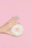 maniküre Hand mit den blauen Nägeln, die Donut halten lizenzfreies stockfoto maniküre Hand mit den blauen Nägeln, die Donut halten lizenzfreies stockfoto