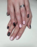 Maniküre-Schwarz-rosa Nagel-, glatte und mattes Finish kombiniertemaniküre stockfotografie Maniküre-Schwarz-rosa Nagel-, glatte und mattes Finish kombiniertemaniküre stockfotografie