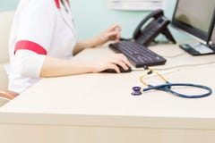 Manipulera genom att använda datoren på kontoret i modern klinik Hälsovård royaltyfri fotografi Manipulera genom att använda datoren på kontoret i modern klinik Hälsovård royaltyfri fotografi