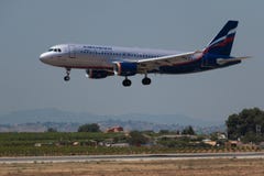 Manises, Espanha - 16 de junho de 2016: Aterrissagem de Aeroflot Airbus A320 no aeroporto de Manises em Val?ncia, Espanha foto de stock royalty free Manises, Espanha - 16 de junho de 2016: Aterrissagem de Aeroflot Airbus A320 no aeroporto de Manises em Val?ncia, Espanha foto de stock royalty free