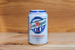 MANISES, VALENCIA/SPAIN - 27 GENNAIO 2019: Latta di San Miguel 0 0 birre senza alcool fotografia stock libera da diritti MANISES, VALENCIA/SPAIN - 27 GENNAIO 2019: Latta di San Miguel 0 0 birre senza alcool fotografia stock libera da diritti
