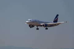 Manises, Испания - 16-ое июня 2016: Посадка аэробуса A320 Аэрофлота в аэропорте в Валенсия, Испании Manises стоковое фото rf Manises, Испания - 16-ое июня 2016: Посадка аэробуса A320 Аэрофлота в аэропорте в Валенсия, Испании Manises стоковое фото rf