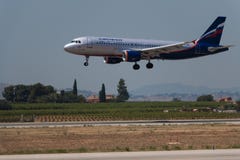 Manises, Испания - 16-ое июня 2016: Посадка аэробуса A320 Аэрофлота в аэропорте в Валенсия, Испании Manises стоковая фотография rf Manises, Испания - 16-ое июня 2016: Посадка аэробуса A320 Аэрофлота в аэропорте в Валенсия, Испании Manises стоковая фотография rf