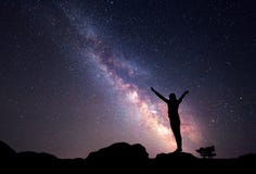 Manière laiteuse Ciel nocturne avec les étoiles et la silhouette d'une femme Images stock Manière laiteuse Ciel nocturne avec les étoiles et la silhouette d'une femme Images stock