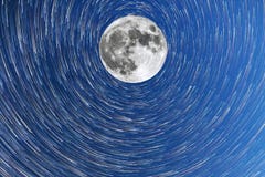 Manière laiteuse et le mode de comète de timelapsein de pleine lune photo libre de droits Manière laiteuse et le mode de comète de timelapsein de pleine lune photo libre de droits