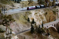 Manière modèle de rail avec le scape artificiel de terre image stock Manière modèle de rail avec le scape artificiel de terre image stock