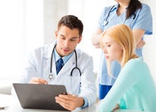 Manlig doktor med patienten fotografering för bildbyråer Manlig doktor med patienten fotografering för bildbyråer