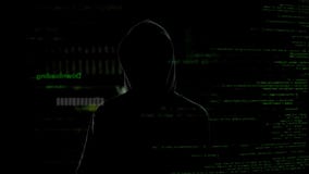 Manlig en hacker i förtrolig information om svart visning, cyberbrottproblem royaltyfri fotografi Manlig en hacker i förtrolig information om svart visning, cyberbrottproblem royaltyfri fotografi