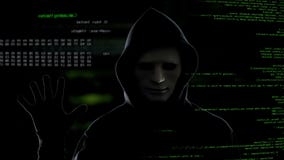 Manlig en hacker på mörk bakgrundsstart dataintrångprocessen som stjäler information arkivfoto Manlig en hacker på mörk bakgrundsstart dataintrångprocessen som stjäler information arkivfoto