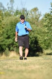 Manlig golfare för deprimerad kondition med Golf Club att gå fotografering för bildbyråer Manlig golfare för deprimerad kondition med Golf Club att gå fotografering för bildbyråer