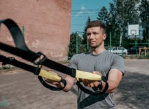 Manlig idrottsman nenutbildning, sadelgjordsvävöglor, konditiongenomkörare i sommar i staden Aktiv livsstil, sportswearT-tröja fotografering för bildbyråer Manlig idrottsman nenutbildning, sadelgjordsvävöglor, konditiongenomkörare i sommar i staden Aktiv livsstil, sportswearT-tröja fotografering för bildbyråer