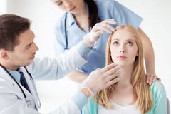 Manlig plast- kirurg med patienten arkivfoton Manlig plast- kirurg med patienten arkivfoton