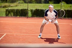 Manlig tennisspelare på tennisbanan royaltyfria foton Manlig tennisspelare på tennisbanan royaltyfria foton