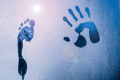 Manligt hand- och fottryck på djupfryst fönsterexponeringsglas arkivfoto Manligt hand- och fottryck på djupfryst fönsterexponeringsglas arkivfoto