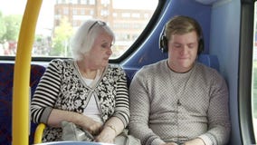 Mann-beunruhigende Passagiere auf Busfahrt mit lauter Musik stock footage Mann-beunruhigende Passagiere auf Busfahrt mit lauter Musik stock footage