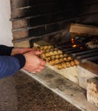 Mann brät Fleisch mit Schweinefleisch auf dem Grill lizenzfreie stockfotografie Mann brät Fleisch mit Schweinefleisch auf dem Grill lizenzfreie stockfotografie