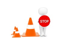 Mann 3d, der in der Hand ein Stoppschildbrett bei zu einer Reihe des Verkehrskegelkonzeptes nahe stehen hält lizenzfreie abbildung Mann 3d, der in der Hand ein Stoppschildbrett bei zu einer Reihe des Verkehrskegelkonzeptes nahe stehen hält lizenzfreie abbildung