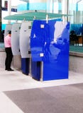 Mann an der ATM-Maschine, Stadt lizenzfreie stockfotos Mann an der ATM-Maschine, Stadt lizenzfreie stockfotos