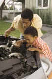 Mann, der Automotor-Motoröl überprüft stockfoto Mann, der Automotor-Motoröl überprüft stockfoto