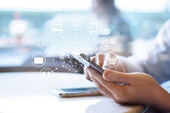 Mann, der bewegliche Zahlungen, Kreis globale und Ikonenhalten Kunden-Network Connection verwendet lizenzfreies stockfoto Mann, der bewegliche Zahlungen, Kreis globale und Ikonenhalten Kunden-Network Connection verwendet lizenzfreies stockfoto