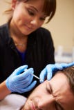 Mann, der Botox-Behandlung an der Schönheits-Klinik hat stockbild Mann, der Botox-Behandlung an der Schönheits-Klinik hat stockbild