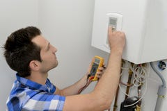 Mann, der den Kessel repariert stockfotos Mann, der den Kessel repariert stockfotos