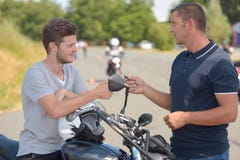 Mann, der den MotorradAusbildungskurs spricht mit Lehrer macht stockbilder Mann, der den MotorradAusbildungskurs spricht mit Lehrer macht stockbilder